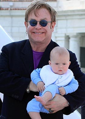 Bebê de Elton John tem olhos azuis