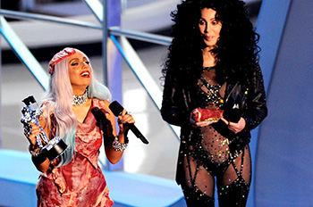 http://revista.cifras.com.br/arquivos/noticias/reserva/111009-lady_gaga_cher_meat_show_vmas_2010_617_409.jpg