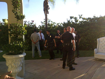 Foto postada por Paris Hilton no Twitter mostra o invasor preso.