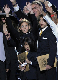 Filhos do cantor dizem que a voz de algumas canções não é do seu pai.