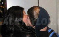 Vaza foto do cantor beijando uma suposta fã.