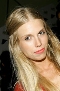 Theodora Richards comete vandalismo em convento.