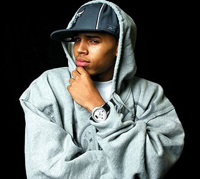 Rapper estaciona carros em vagas proibidas eouve música alta todos os dias.