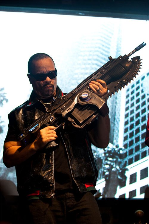 Ice-T posando com réplica da arma do jogo'Gears of War'