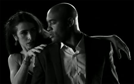 Lutador de vale-tudo participa do novo clipe da cantora.