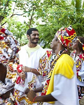 Criolo grava clipe com bloco Ilê Aiyê