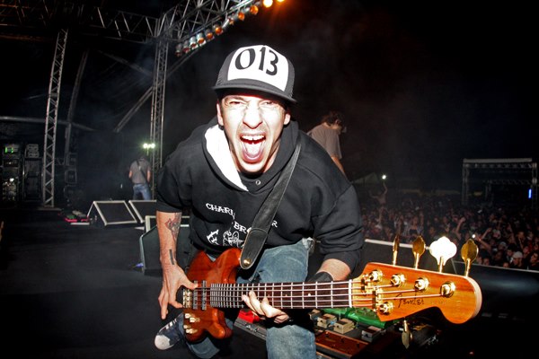 Champignon durante show do Charlie Brown Jr rem 2012 (Foto: Div. Facebook)
