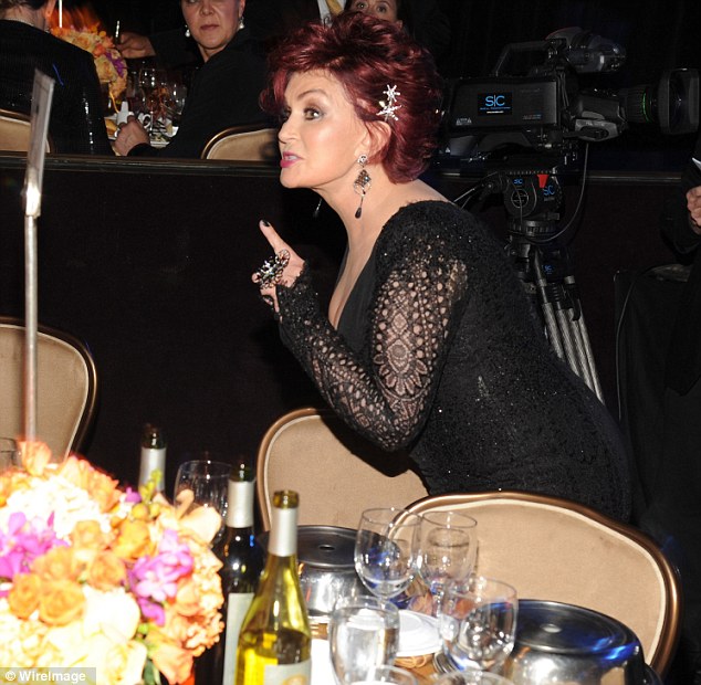 Uma das fotos de Sharon Osbourne discutindo em festa (Ottawa Sun)