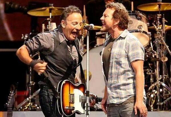 Springsteen divide microfone com Eddie Vedder durante performance (Getty Images)