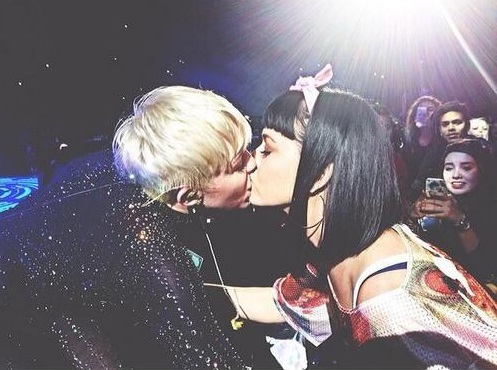 Foto do selinho de Miley Cyrus e Katy Perry (Reprodução/Instagram)