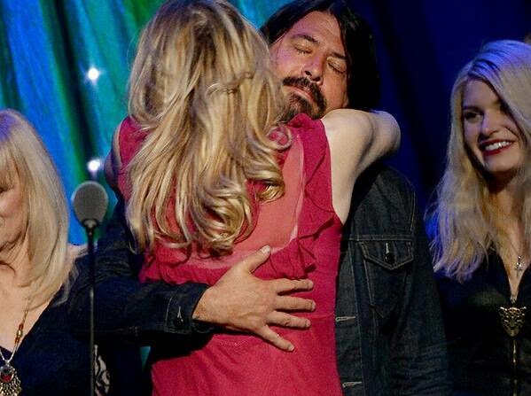 Imagem do abraço entre Courtney Love e Dave Grohl (Getty Images)