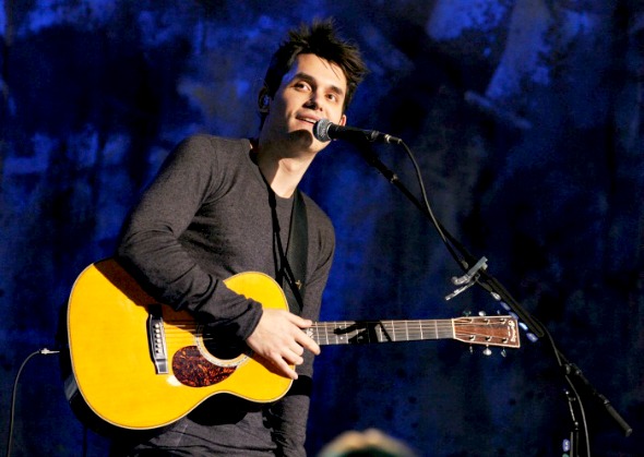 Versão do músico é executada com violão e gaita (Getty Images)