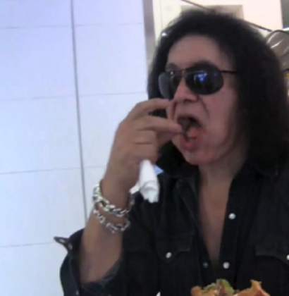 Músico mostrou que não está rico à toa e não desperdiça comida (Reprodução)