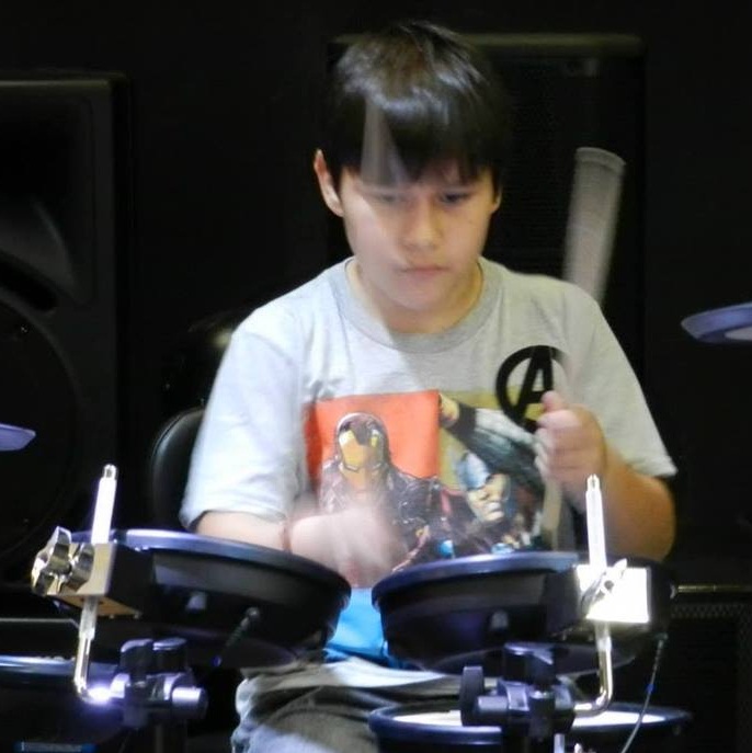 Garoto paranaense de 10 anos tem dia de rockstar em colégio (Reprod./Facebook)