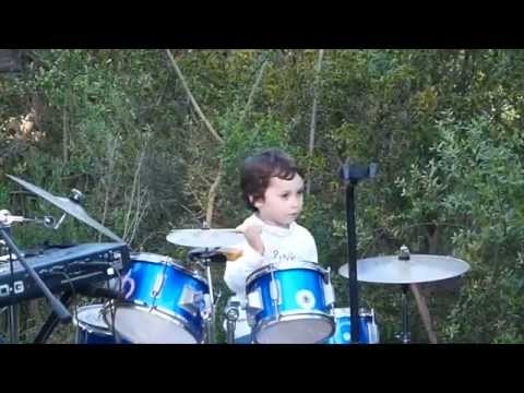 Baterista mirim conquistou mais de 80 mil visualizações no YouTube (Divulgação)