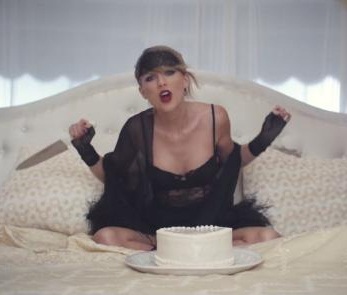 Cantora quebra tudo e aparece até com facão em'Blank Space' (Reprodução)