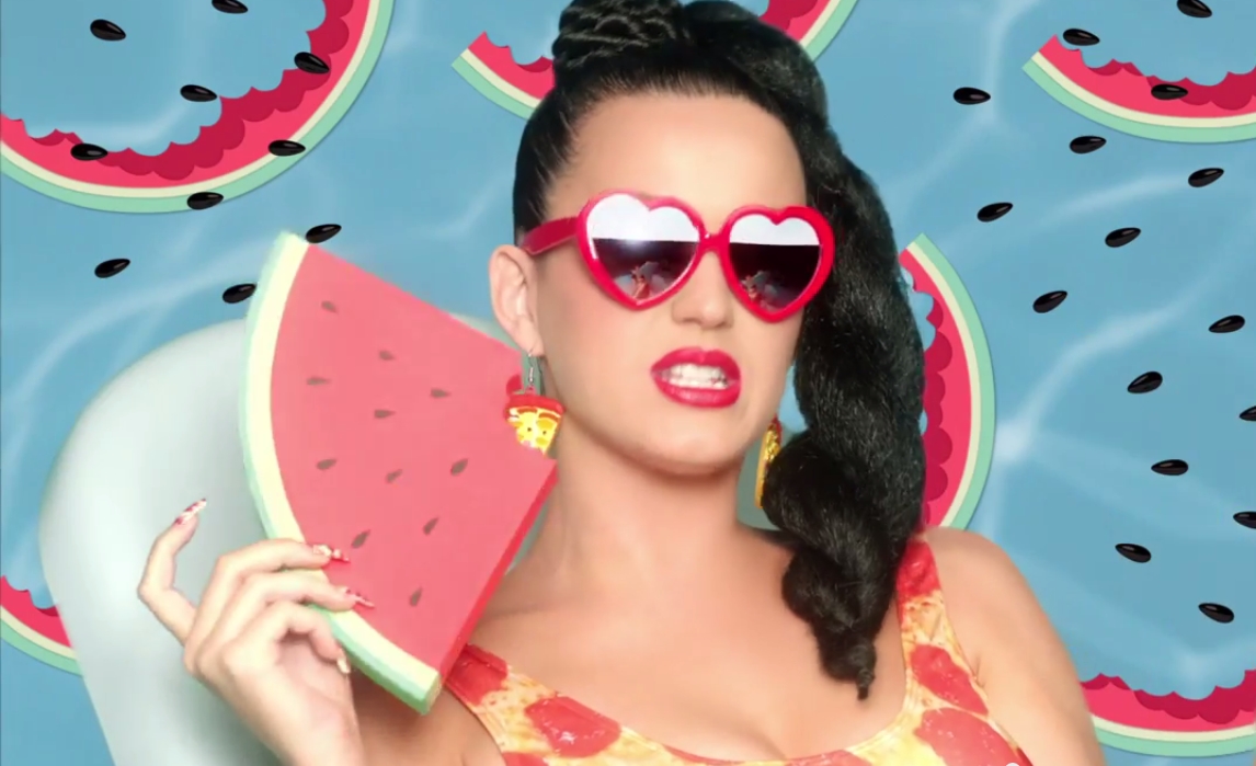 Katy Perry não poupou acidez ao falar de cantoras e da mídia (Reprod./YouTube)