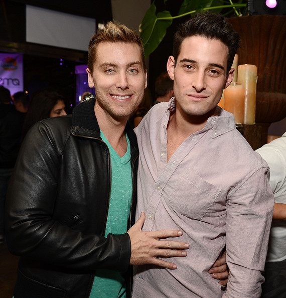 Lance Bass (esq.), ao lado do atual marido, Michael Turchin (Zimbio/Divulgação)