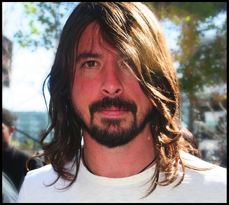 Admirador cego estendeu cartaz com pedido e foi atendido por Grohl (Divulgação)