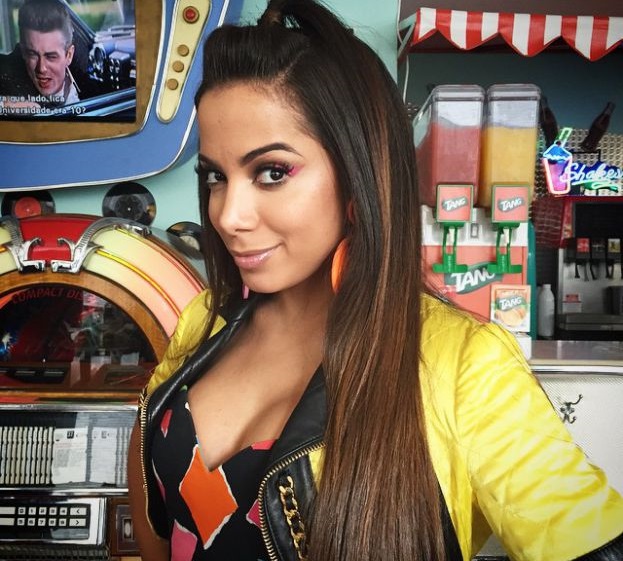Anitta diz ter feito shows de graça em'favelas, becos e buracos' (Reprodução)
