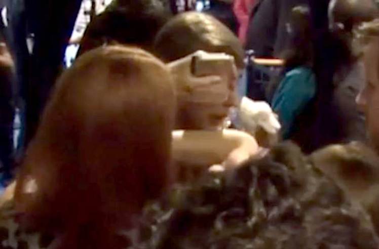 Vídeo flagra cantora mexendo no nariz durante evento (Reprodução/Gawker)