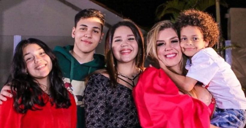 Filha Adolescente De Simony Leva Namorada Para Natal Em Fam Lia