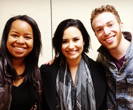 Foto de Demi Lovato com fãs em Seattle (Reprodução/Instagram)