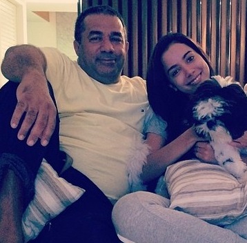 Anitta, ao lado do pai, em foto divulgada na internet (Reprodução/Instagram)