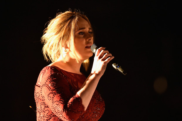 Adele atribuiu escorregada a falha técnica (Getty Images)