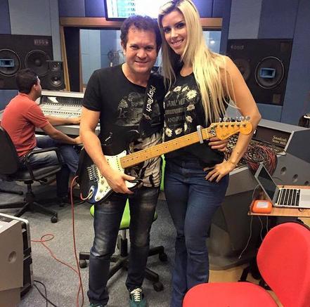 Ximbinha ao lado da ex-vocalista do XCalypso, Thábata Mendes (Reprod./Instagram)