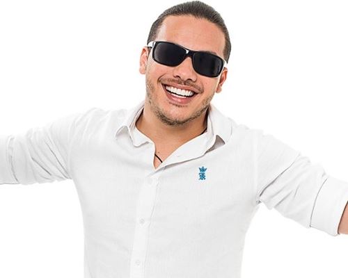 Cantor fala em'apresentar músicas em inglês' (Reprodução/Facebook)