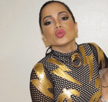 Cantora faz a mesma pose em várias fotos com fãs (Reprodução/Facebook)