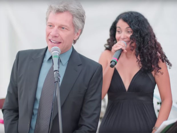 Jon Bon Jovi estava em festa como mero convidado (Reprodução/YouTube)
