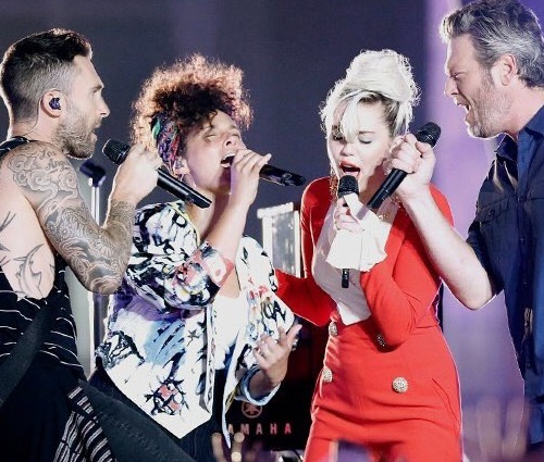 Miley Cyrus, Alicia Keys, Adam Levine e Blake Shelton se juntaram em vídeo