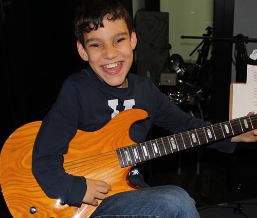 Adrián também tem má-formação congênita nos braços (Reprodução/Facebook)