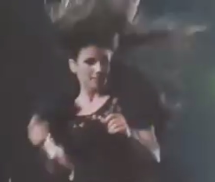 Coreografia desajeitada foi feita ao som de'Man, I Feel Like A Woman' (Reprod.)