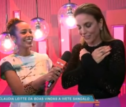 Repórter não notou a gafe nem mesmo após reação de Ivete Sangalo (Reprodução)