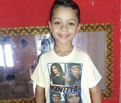 Arthur gosta de ouvir e dançar as músicas de Anitta (Reprodução/Facebook)