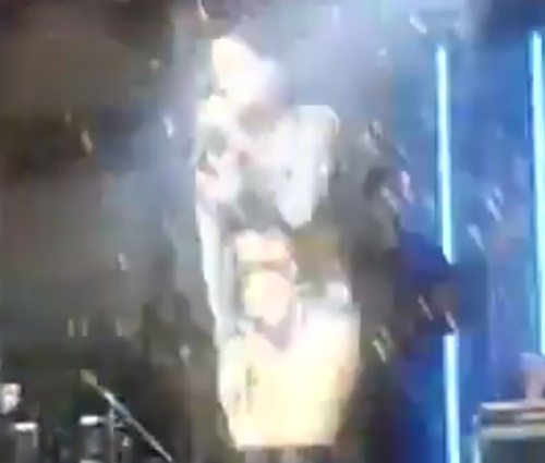 Cantora foi atingida por copos de bebida (Reprodução/Twitter)