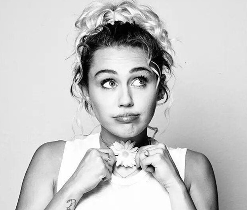 'Nunca senti meus mamilos sexualizados', afirmou Miley (Reprodução/Facebook)