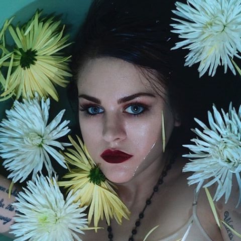 Fotos foram feitas para a revista Schön (Reprodução/Facebook)