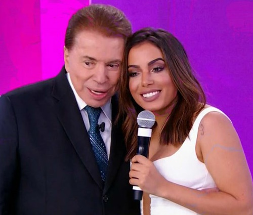 Silvio Santos roubou a atenção enquanto recebia Anitta no Teleton (Reprodução)