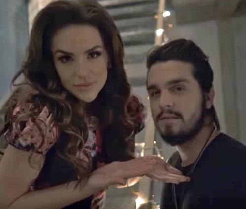 Dupla encena'romance cômico' no clipe (Reprodução/YouTube)