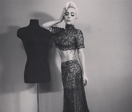 Gaga é uma das atrações musicais do tradicional desfile de moda (Reprodução)