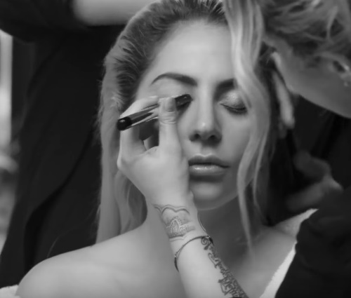Clipe é uma continuação de seu antecessor,'Perfect Illusion' (Reprod./YouTube)