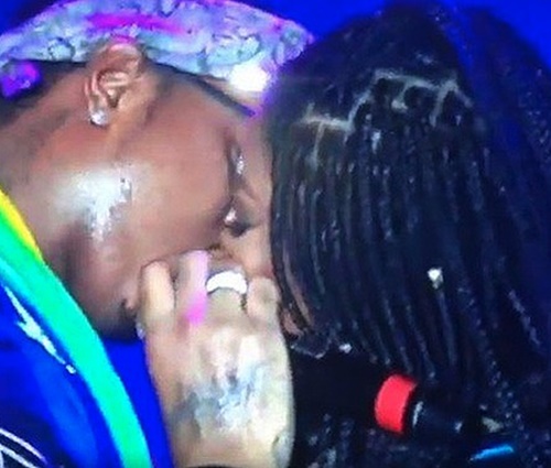 Beijo foi escondido por microfone de Jeremih (Reprodução/Twitter)