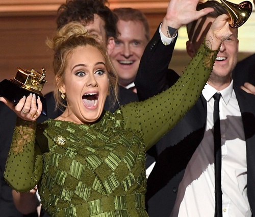 Adele quebrou prêmio de'Álbum do ano' e dedicou parte a Beyoncé (Rep./Facebook)