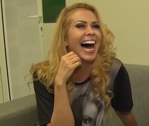 Cantora foi convidada para'tomar um açaí' com o entrevistador (Reprod./YouTube)