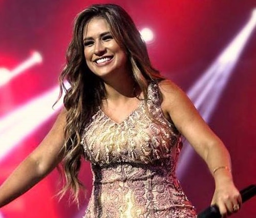 Cantora revela que deseja perder'três ou quatro quilos' (Reprodução/Facebook)