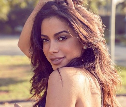 'O dono do evento contrata quem ele gosta', afirma a cantora (Reprod./Instagram)